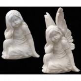 Kamenná náhrobní dekorace - sedící holčička - andílek